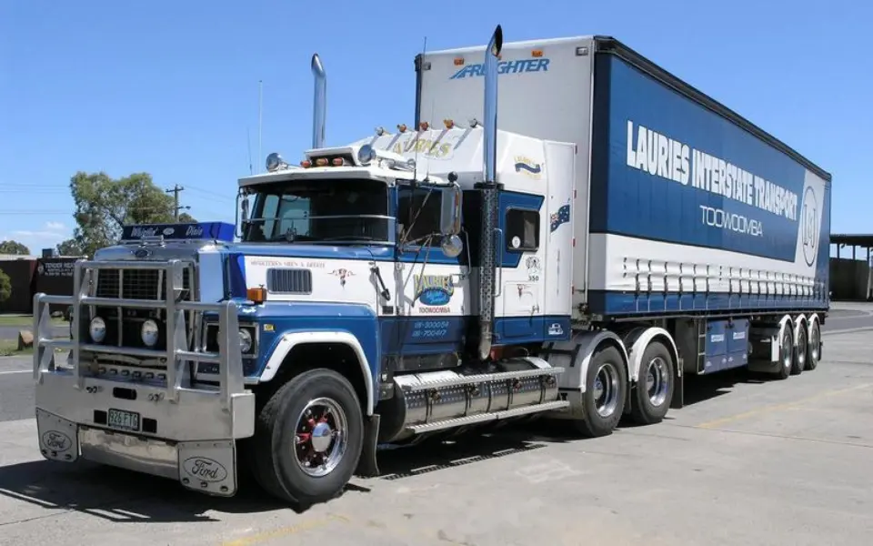 Waarom richten binnenlandse vrachtwagens hun uitlaatpijpen niet naar boven?